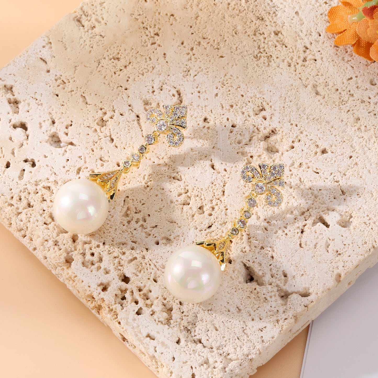 French Niche Light Luxury High-grade Aesthetic, Hollow Pattern Pearl Earrings