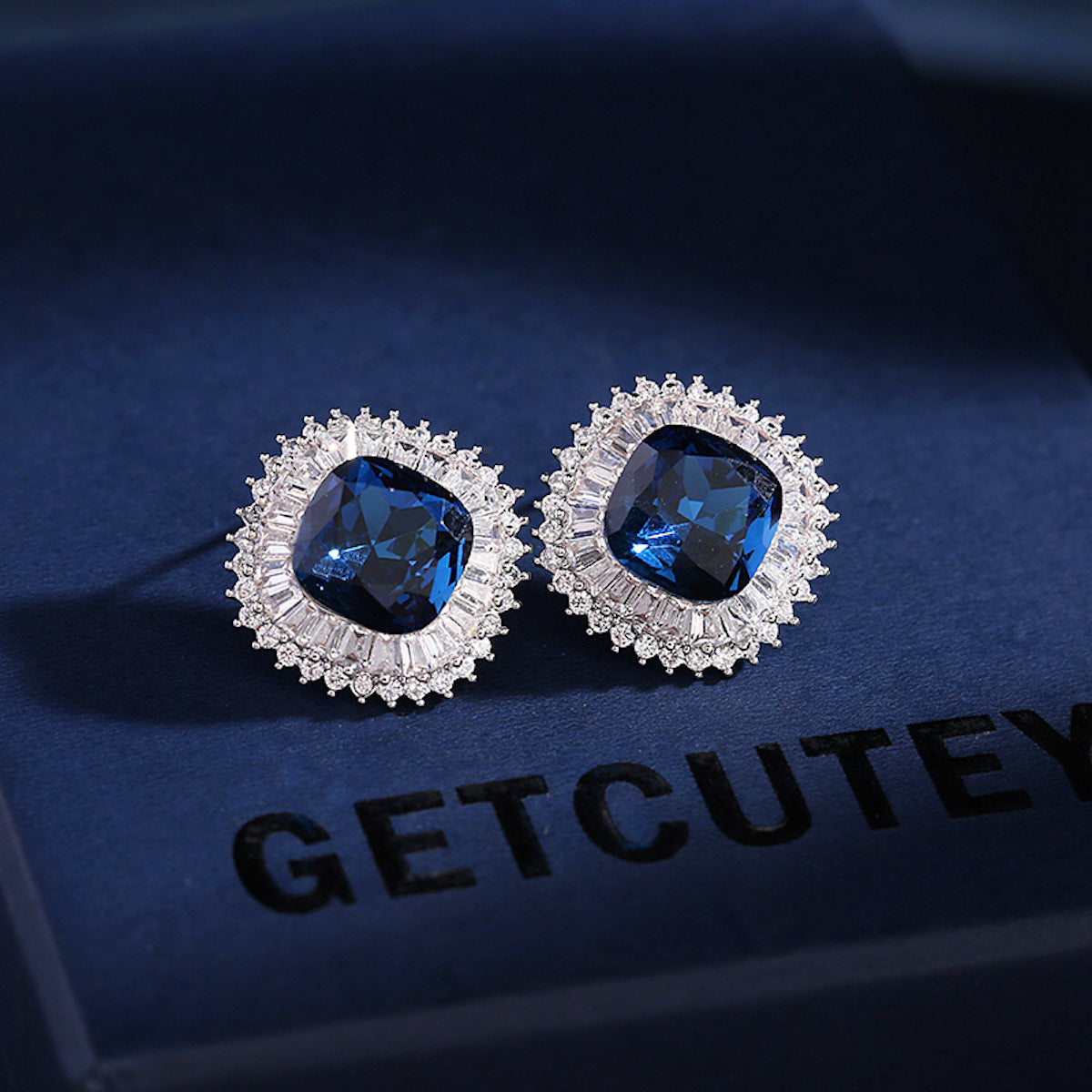 High-grade Aesthetic, Super Sparkling Crystal Zircon Inlaid Simple Ear Studs